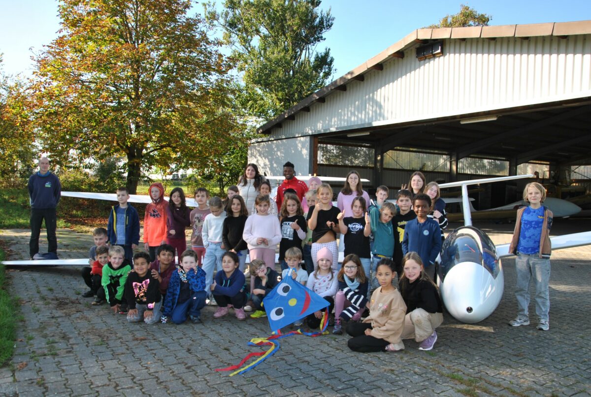 Fehlheimer Schüler besuchen Segelflugplatz